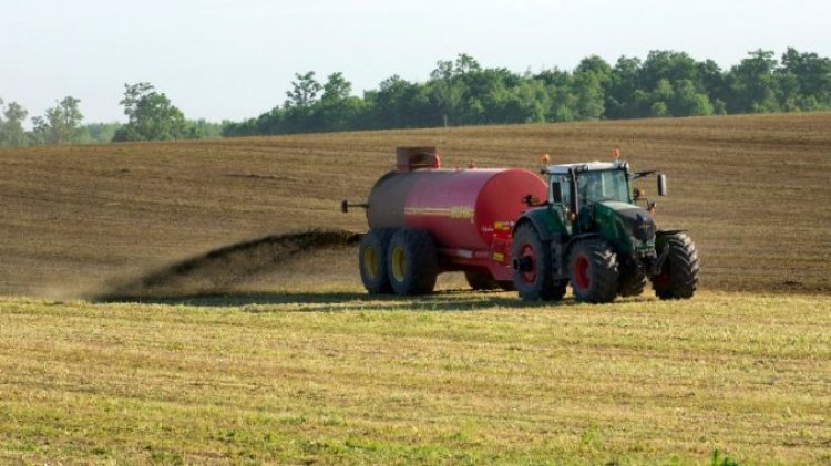 Fermierii care folosesc ingrasamant de grajd pentru fertilizarea terenurilor agricole risca amenzi de pana la 100.000 RON