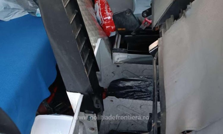 PTF Calafat : Peste 5.400 de țigarete descoperite ascunse în două mijloace de transport