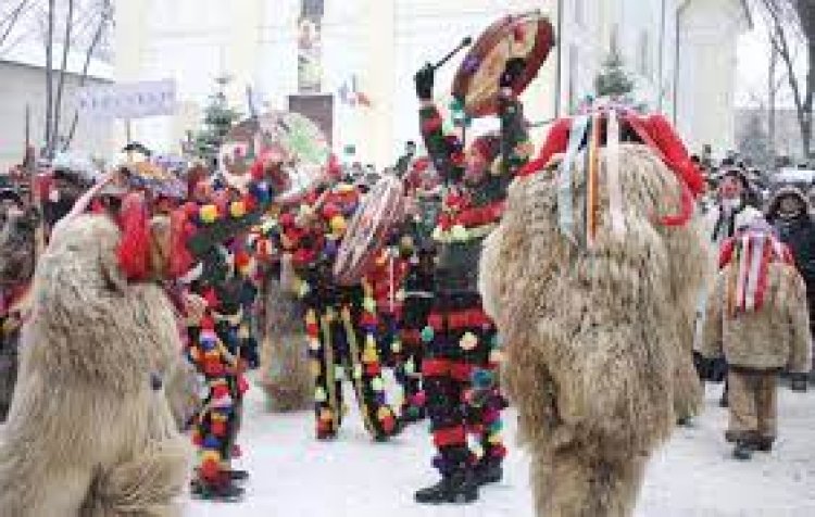 TRADIȚII ȘI OBICEIURI DE CRĂCIUN ÎN ROMÂNIA (DATINI DIN FIECARE REGIUNE A ȚĂRII)