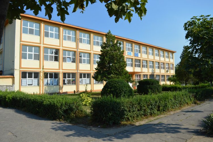 Scandal la Liceul „Mihai Viteazul” din Băileşti. Învăţător din Băileşti, acuzat că a târât şi a agresat o fetiţă de 9 ani